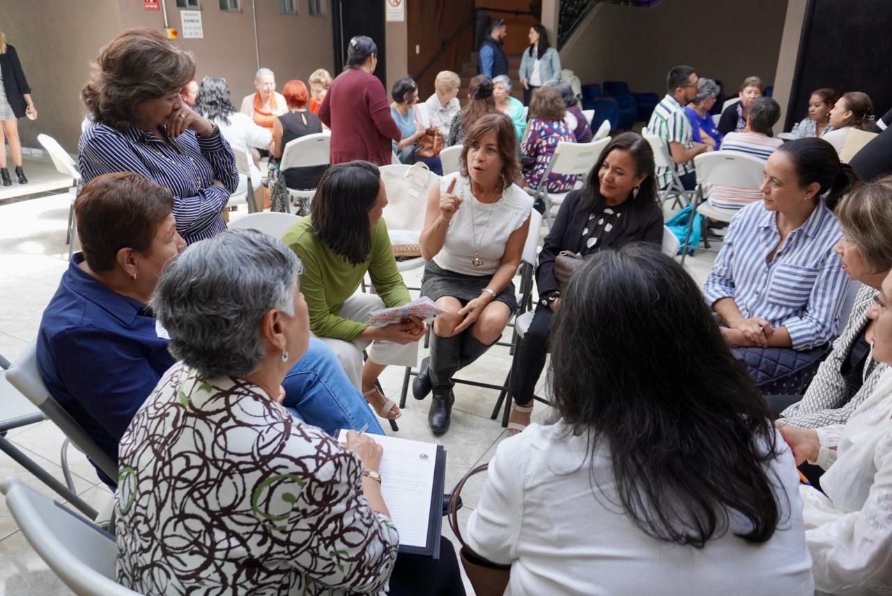 Imagen de Se reúne Adriana Olvera de Macías con el Voluntariado del SMDIF 5