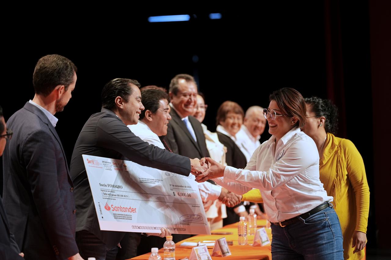 Imagen de El compromiso de las y los maestros fortalece la paz y tranquilidad en Querétaro: Felifer Macías 4