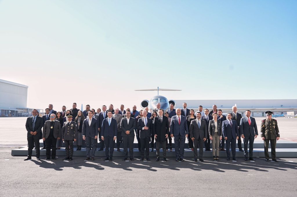 Imagen de Acompaña Felifer Macías al Gobernador en el 20 aniversario del Aeropuerto Internacional de Querétaro 24