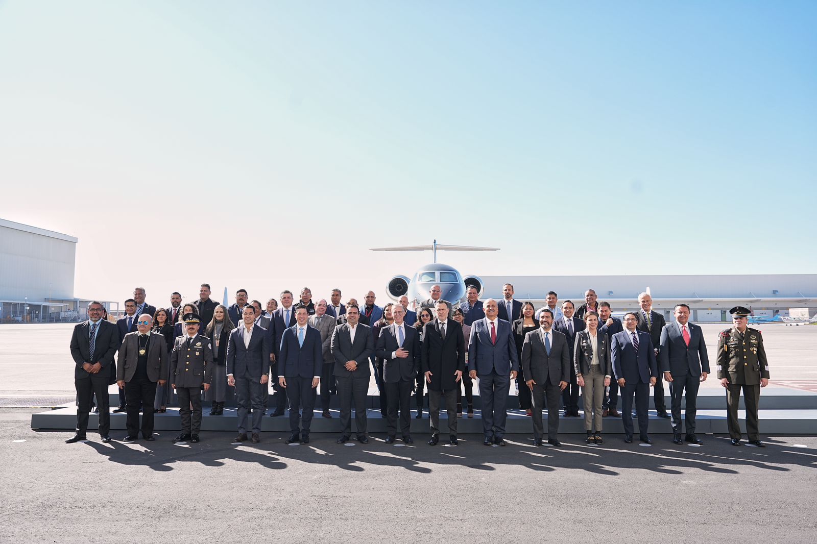 Imagen de Acompaña Felifer Macías al Gobernador en el 20 aniversario del Aeropuerto Internacional de Querétaro 1