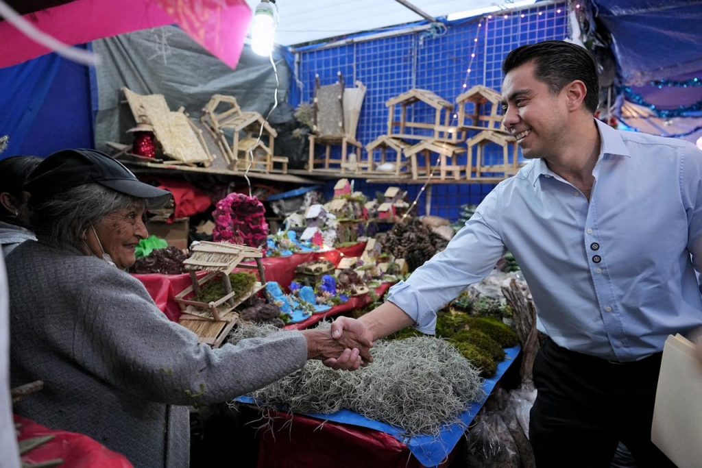 Imagen de Reinaugura Felifer Macías el Tianguis Navideño de La Cruz 18