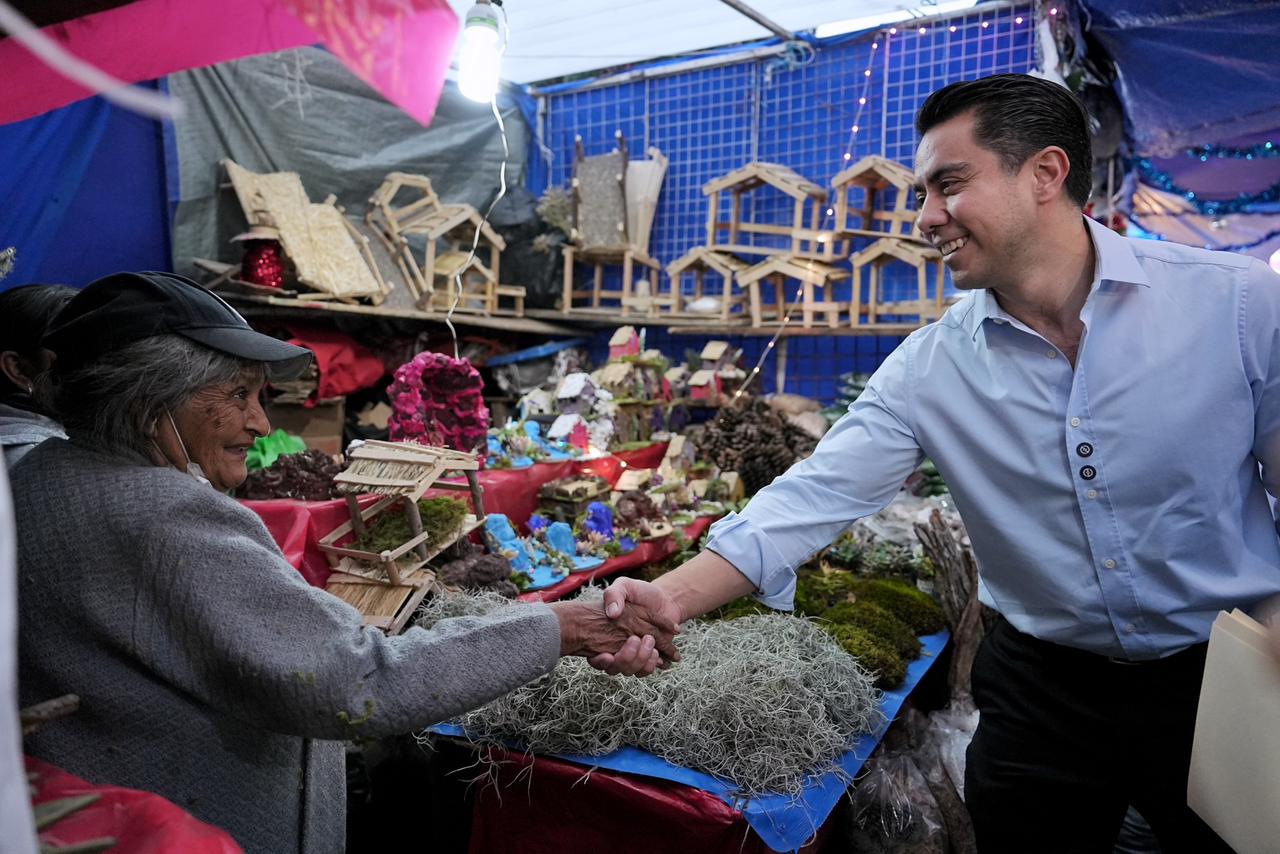 Imagen de Reinaugura Felifer Macías el Tianguis Navideño de La Cruz 1