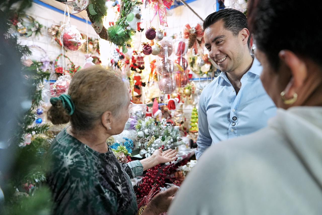 Imagen de Reinaugura Felifer Macías el Tianguis Navideño de La Cruz 5