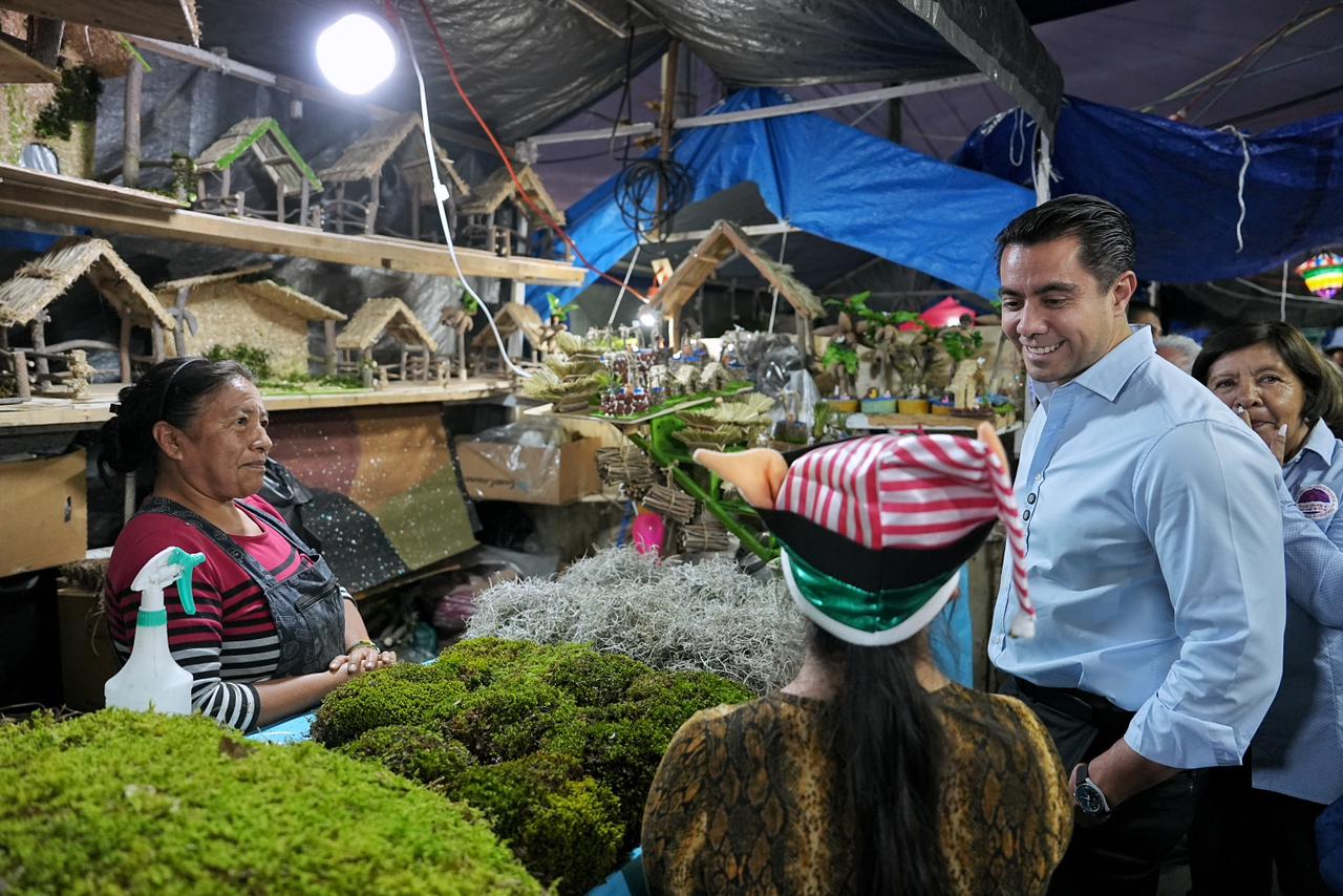 Imagen de Reinaugura Felifer Macías el Tianguis Navideño de La Cruz 6