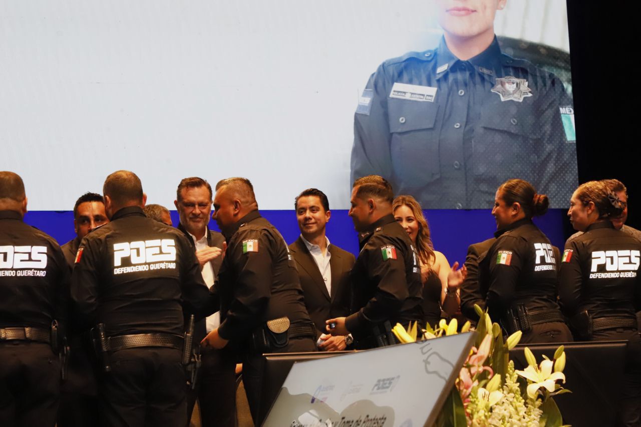 Imagen de Asiste Felifer Macías a la entrega de grados y toma de protesta de nuevos policías estatales 3