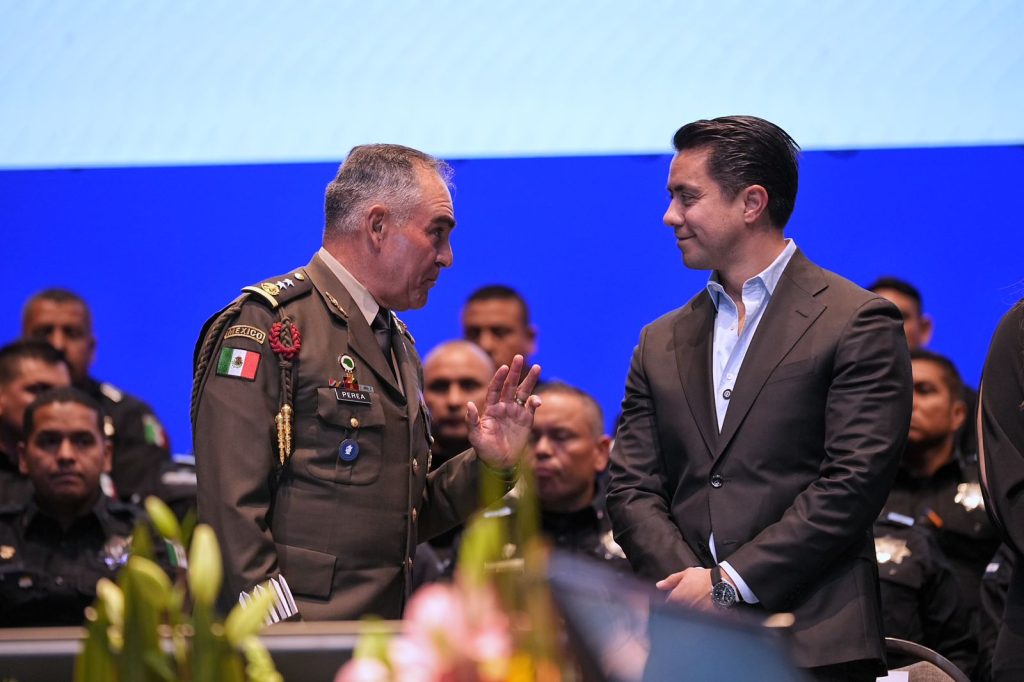 Imagen de Asiste Felifer Macías a la entrega de grados y toma de protesta de nuevos policías estatales 20