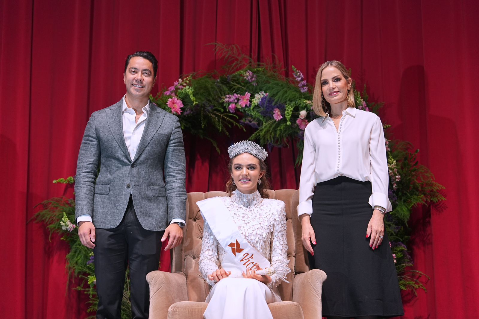 Imagen de Acude Felifer a la Ceremonia de Coronación de Victoria II 2