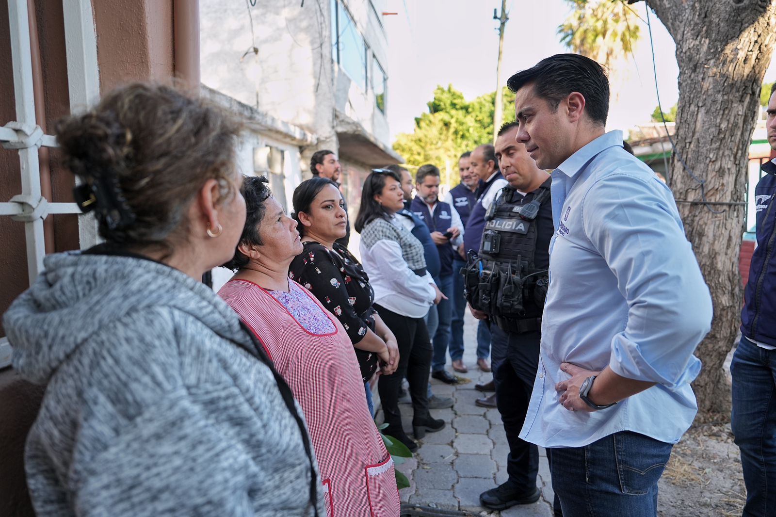 Imagen de Asiste Felifer Macías a la entrega de calles renovadas en La Obrera 2