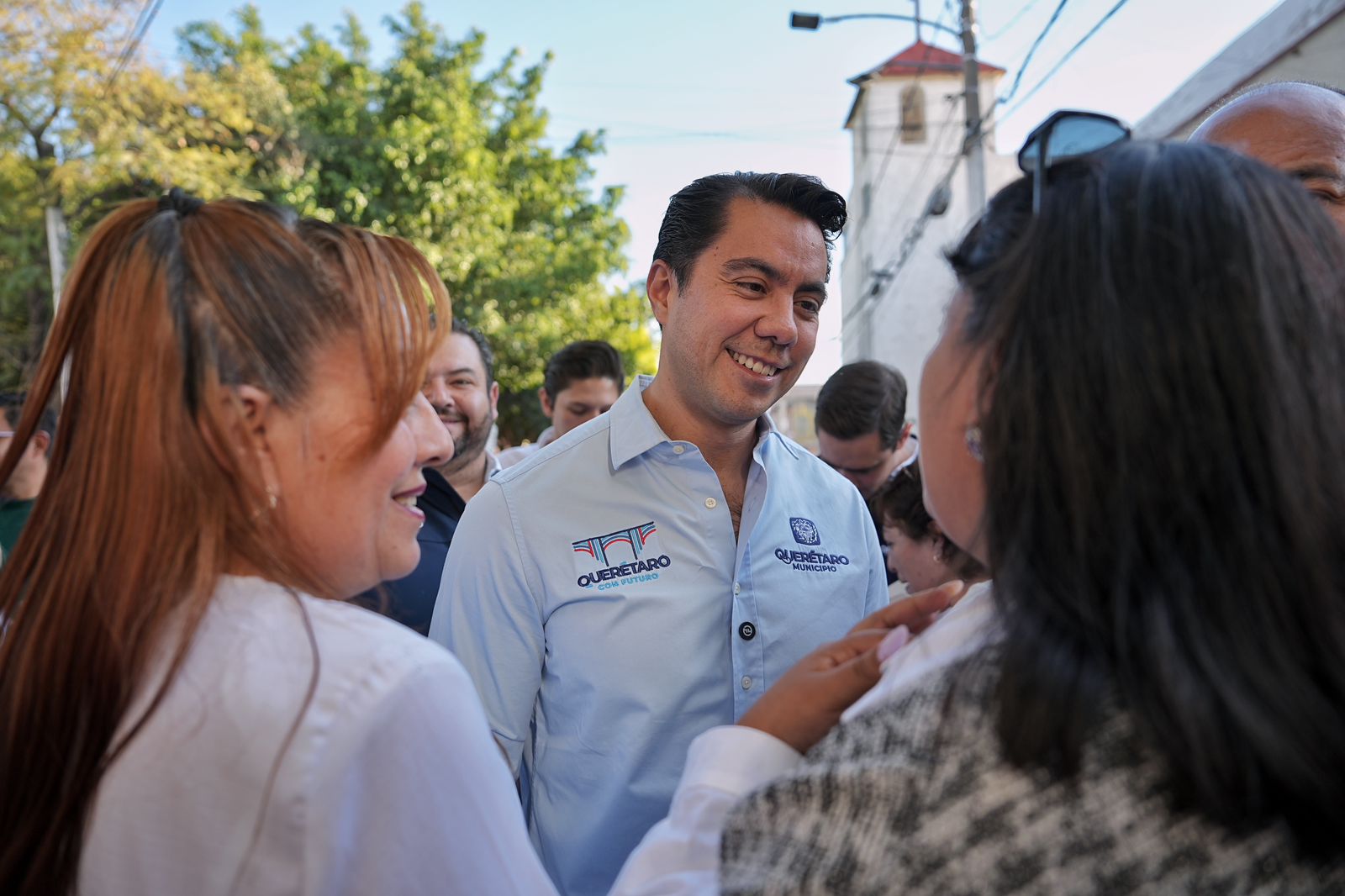 Imagen de Asiste Felifer Macías a la entrega de calles renovadas en La Obrera 6