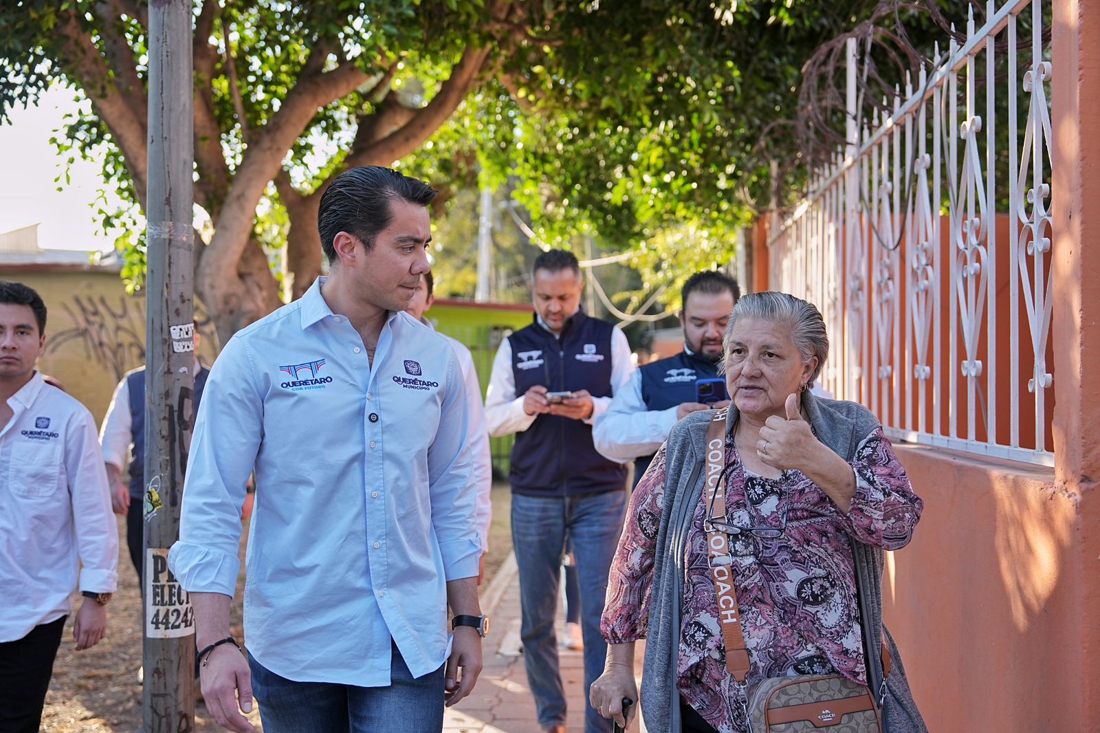 Imagen de Asiste Felifer Macías a la entrega de calles renovadas en La Obrera 7