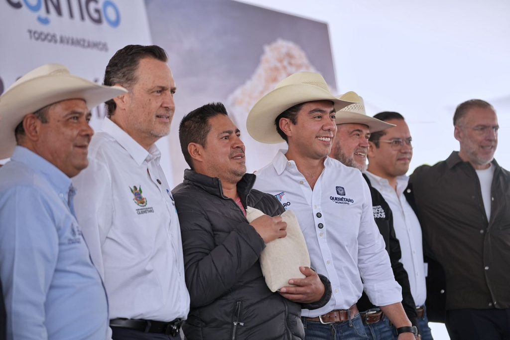 Imagen de Asiste Felifer Macías a la entrega de apoyos por sequía a productores del campo queretano 20