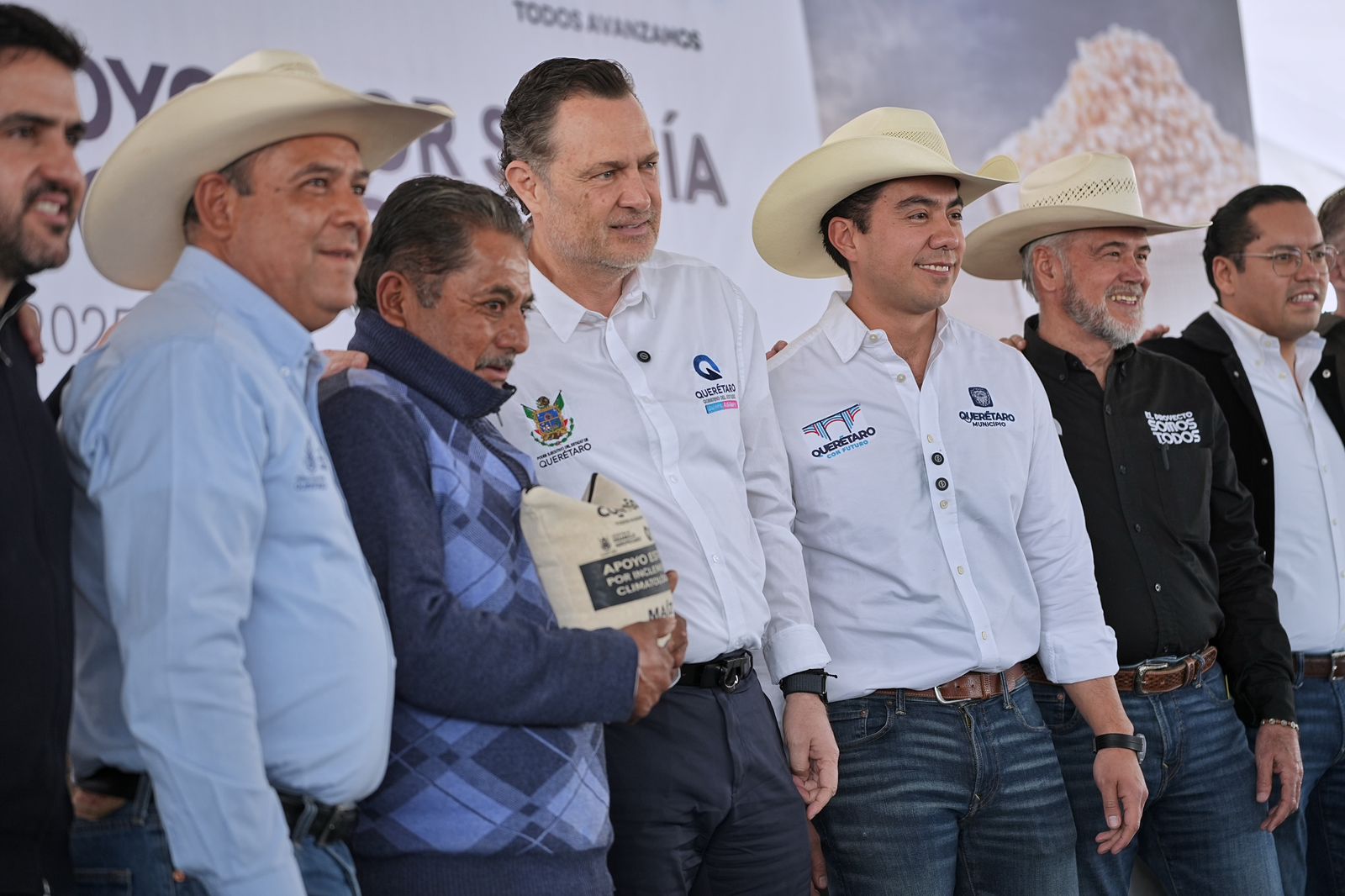 Imagen de Asiste Felifer Macías a la entrega de apoyos por sequía a productores del campo queretano 2