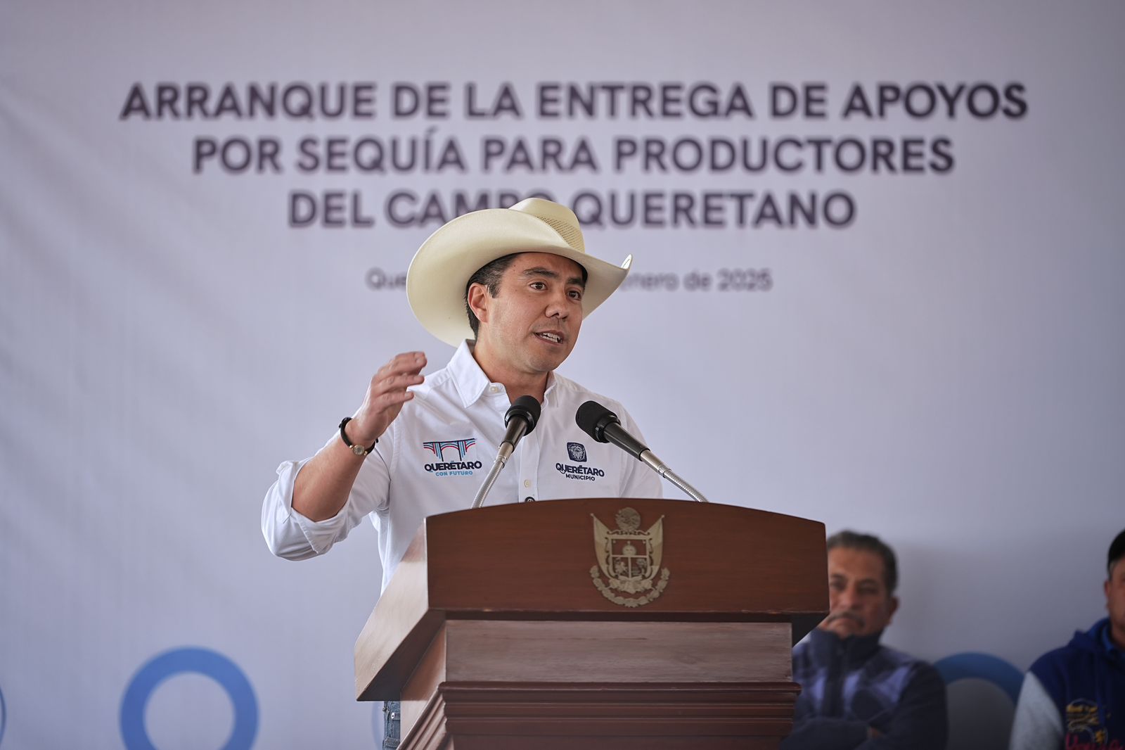 Imagen de Asiste Felifer Macías a la entrega de apoyos por sequía a productores del campo queretano 3