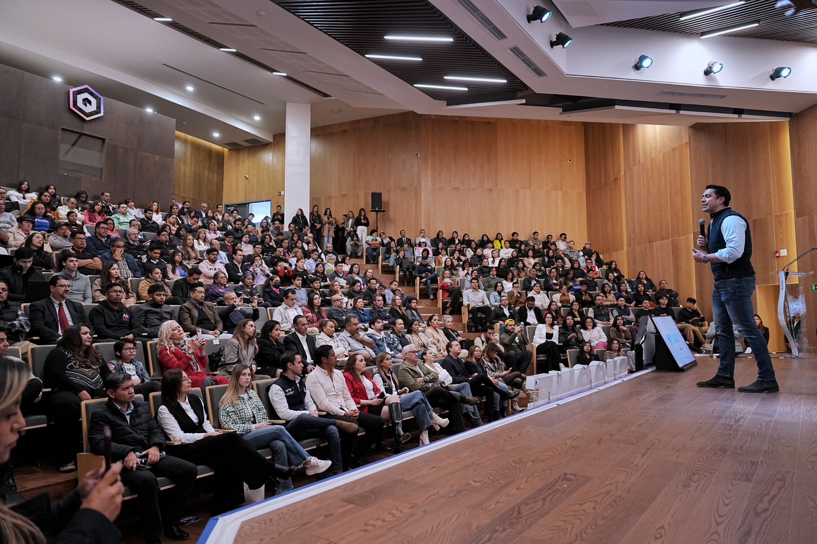 Imagen de Inaugura Felifer Macías Qronectando al Futuro 2