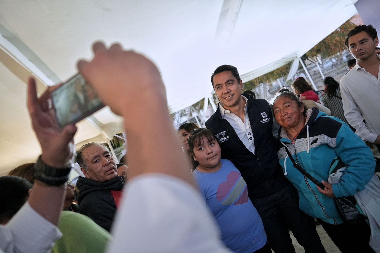 Imagen de Encabeza Felifer Macías celebración del Día de Reyes en la colonia Puertas del Cielo 5