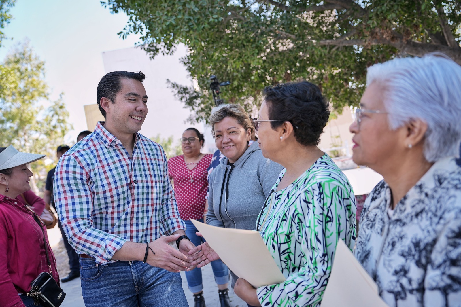 Imagen de Se reúne Felifer Macías con vecinos de la colonia Josefa Ortiz de Domínguez 6