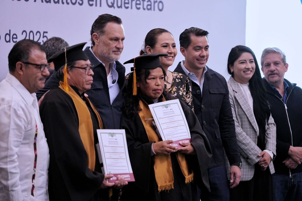 Imagen de Asiste Felifer Macías a la entrega de certificados de primaria y secundaria a egresados del INEA 4