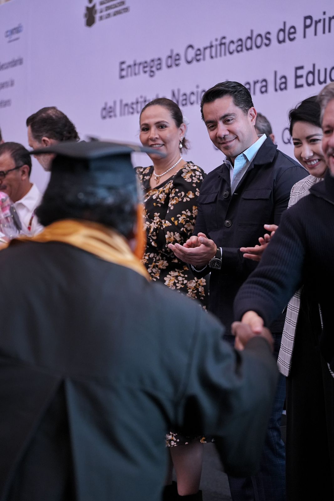 Imagen de Asiste Felifer Macías a la entrega de certificados de primaria y secundaria a egresados del INEA 5