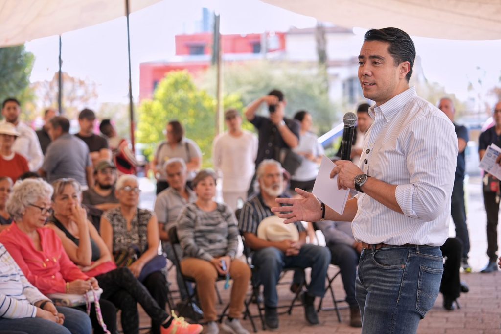 Imagen de Dialoga Felifer Macías con habitantes de la colonia Lomas del Marqués 6