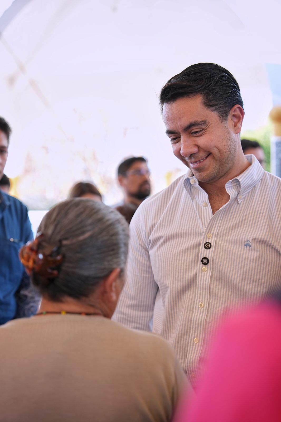 Imagen de Dialoga Felifer Macías con habitantes de la colonia Lomas del Marqués 3