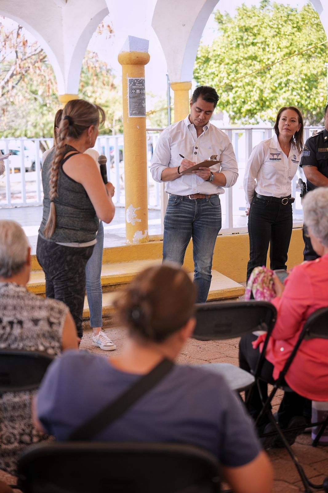 Imagen de Dialoga Felifer Macías con habitantes de la colonia Lomas del Marqués 4