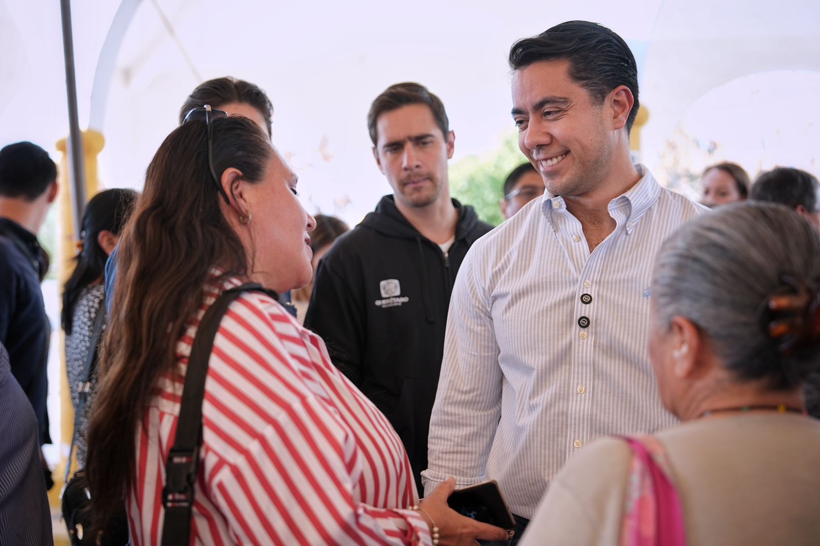 Imagen de Dialoga Felifer Macías con habitantes de la colonia Lomas del Marqués 5