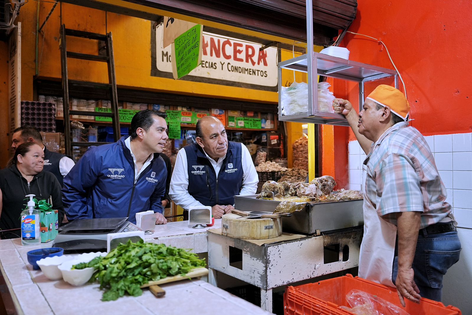 Imagen de Recorre Felifer Macías el Mercado “Los Sauces” 1