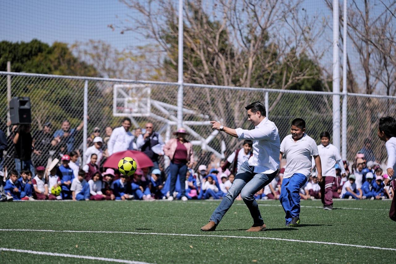 Imagen de Entrega Felifer Macías nueva cancha de fútbol en la primaria Héroes de Chapultepec 1