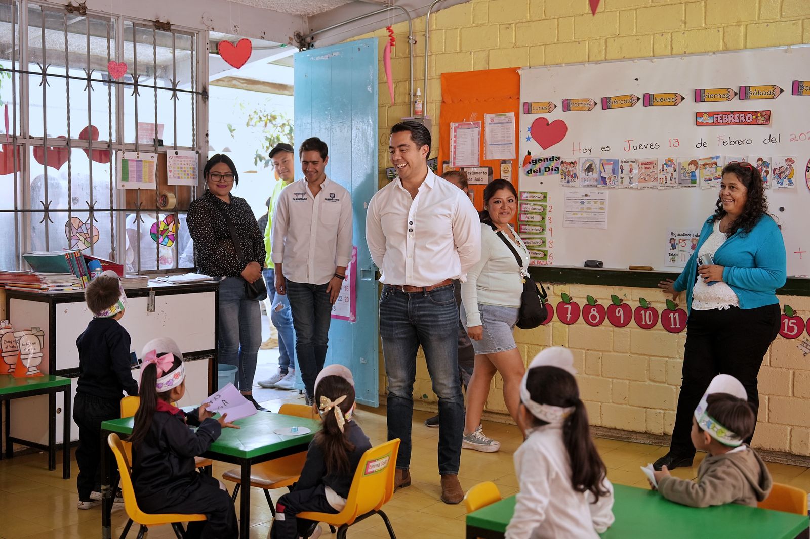 Imagen de Visita Felifer Macías el Jardín de niños “Juan Escutia”. 1