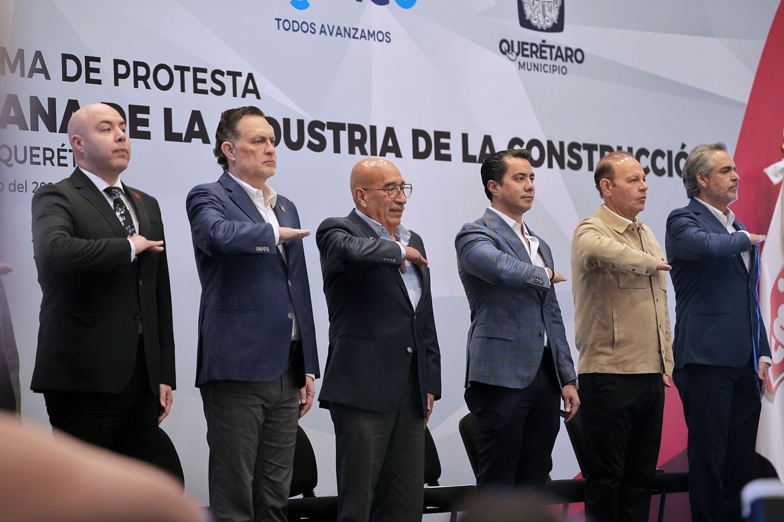 Imagen de Asiste Felifer Macías a la toma de protesta del XIX Comité Directivo de la CMIC Querétaro 3