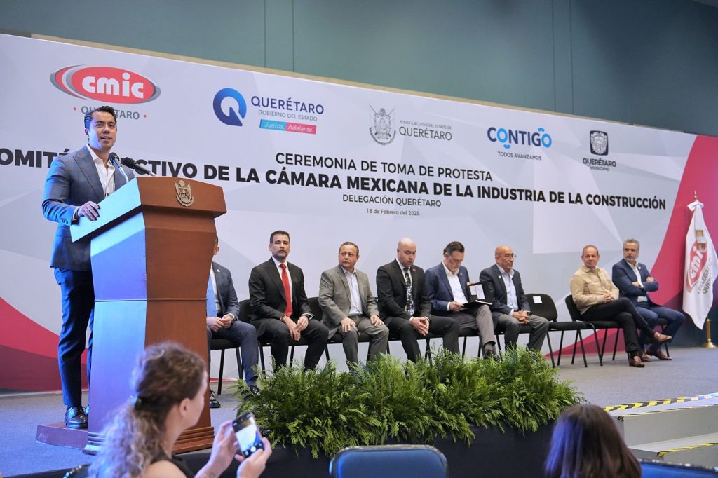 Imagen de Asiste Felifer Macías a la toma de protesta del XIX Comité Directivo de la CMIC Querétaro 12