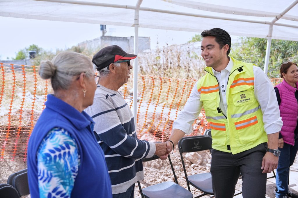 Imagen de Supervisa Felifer Macías obra de la calle Jardineros, en la colonia Peñuelas 6