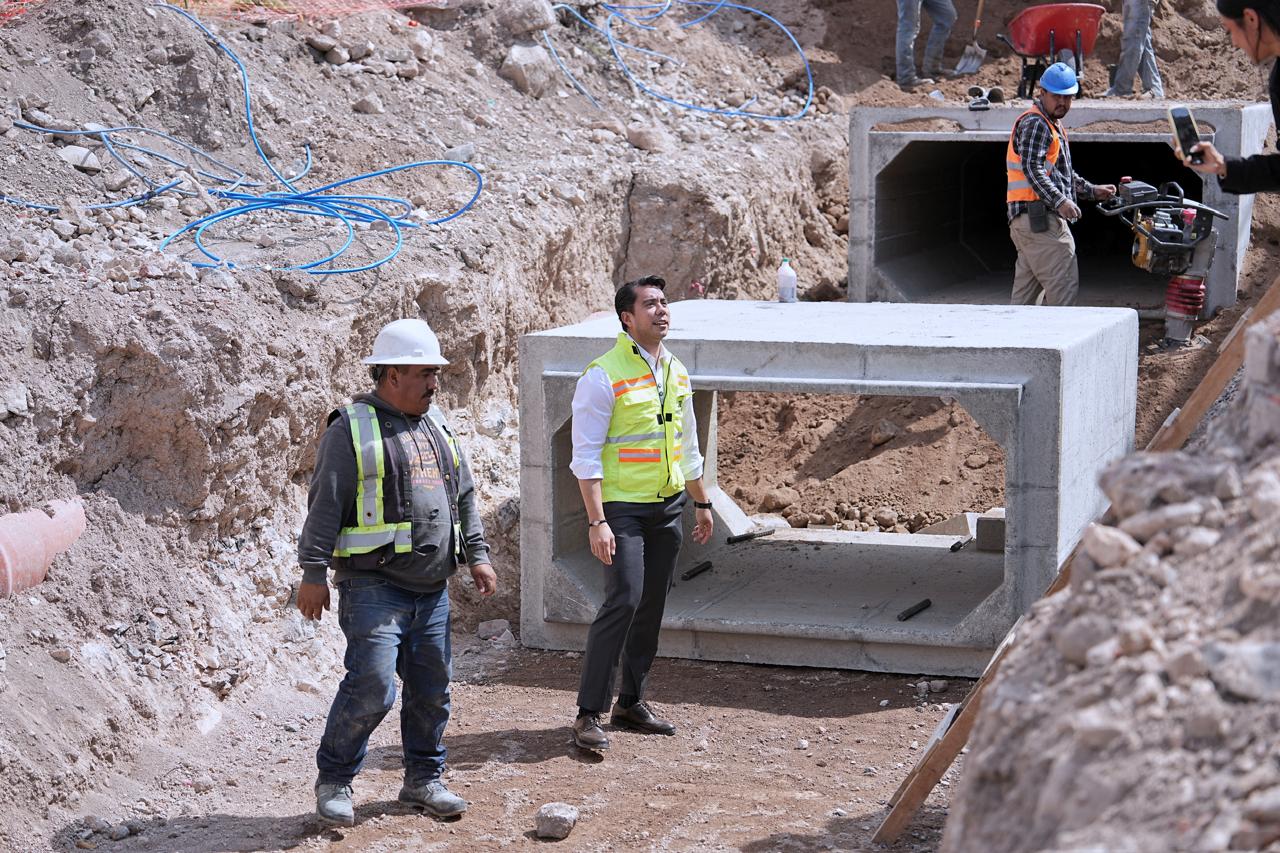 Imagen de Supervisa Felifer Macías obra de la calle Jardineros, en la colonia Peñuelas 4