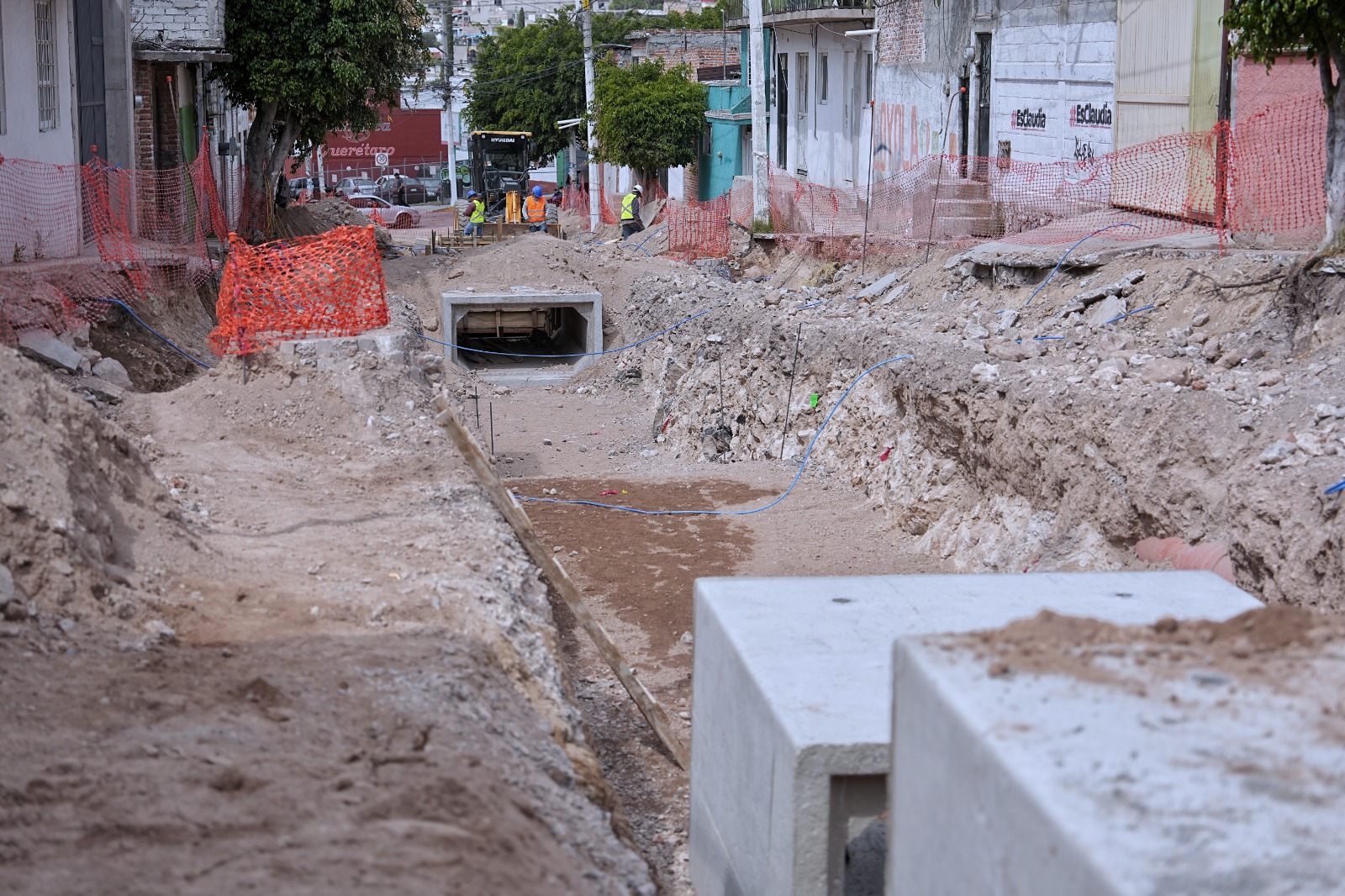 Imagen de Supervisa Felifer Macías obra de la calle Jardineros, en la colonia Peñuelas 7