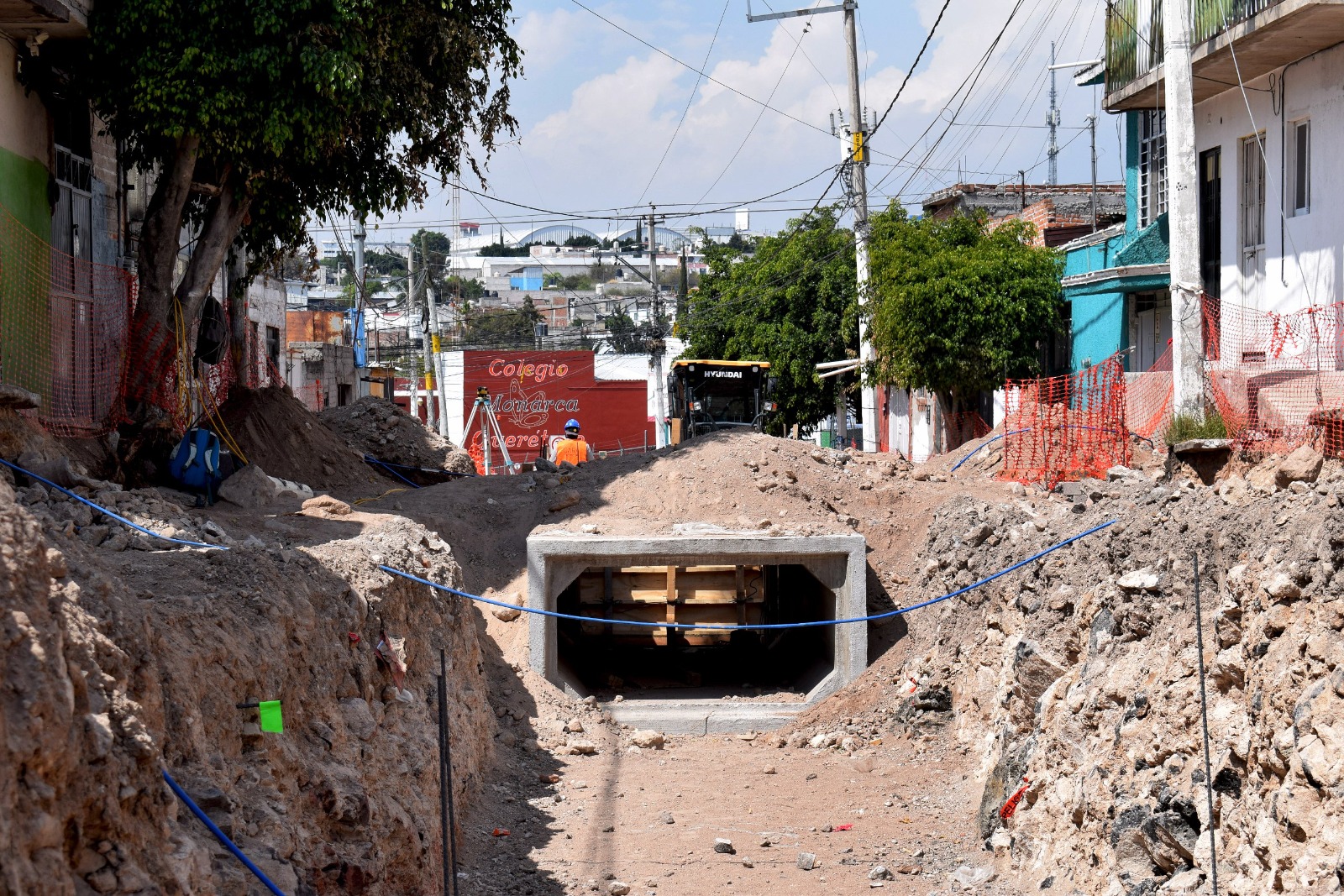 Imagen de Supervisa Felifer Macías obra de la calle Jardineros, en la colonia Peñuelas 2