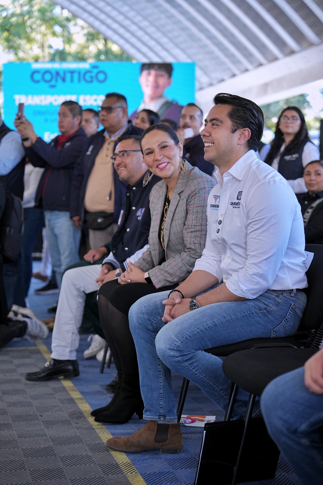 Imagen de Acompaña Felifer Macías al Gobernador en la entrega de transporte escolar 3