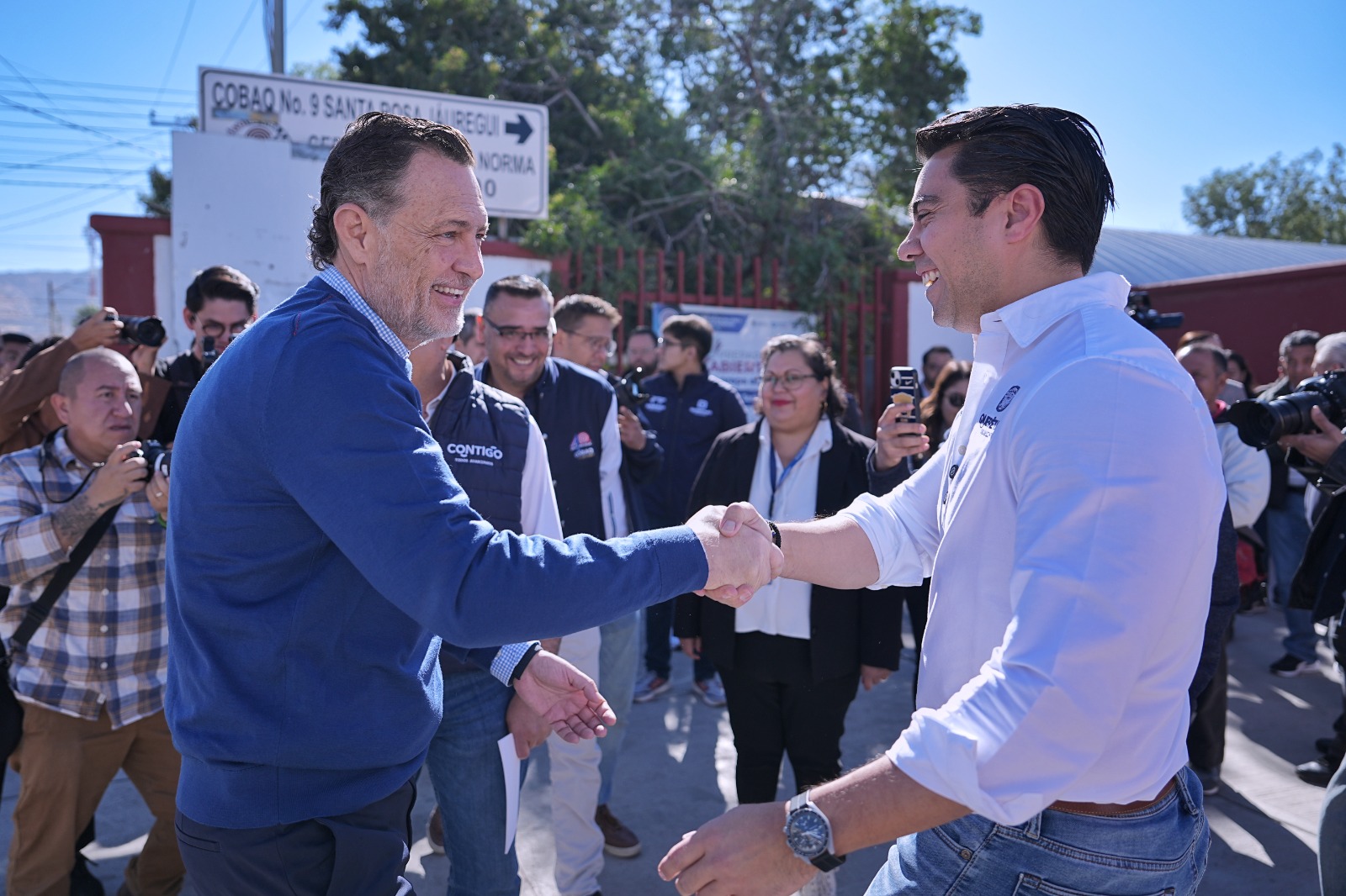 Imagen de Acompaña Felifer Macías al Gobernador en la entrega de transporte escolar 1