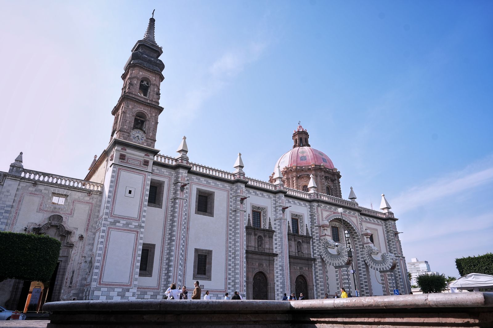 Imagen de Visita Felifer Macías obra de conservación de la fachada en el templo de Santa Rosa de Viterbo 2