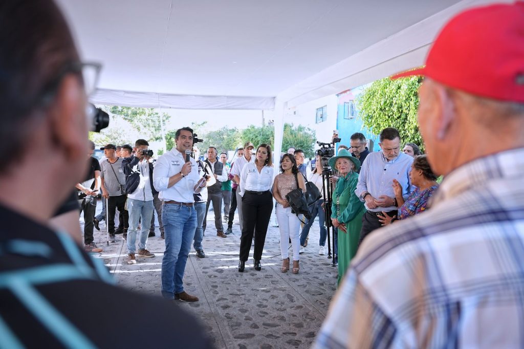 Imagen de Acude Felifer Macías a la entrega de varias calles en Lomas de Casa Blanca 24