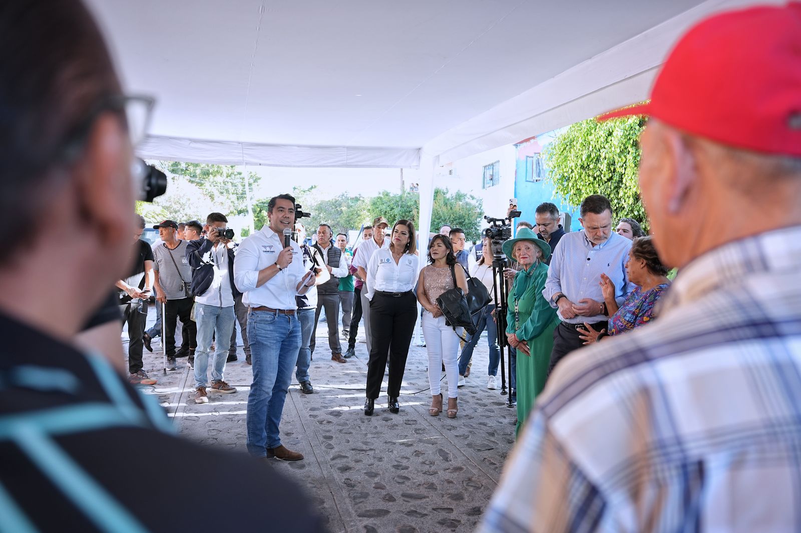 Imagen de Acude Felifer Macías a la entrega de varias calles en Lomas de Casa Blanca 1