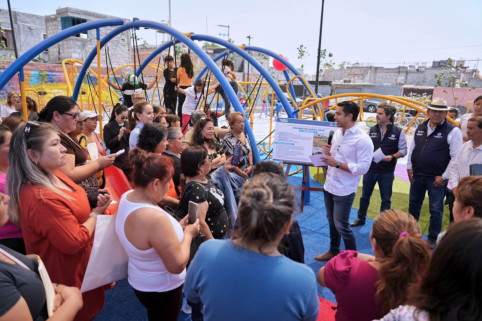 Imagen de Entrega Felifer Macías rehabilitación del Parque Colinas de Santa Cruz 8