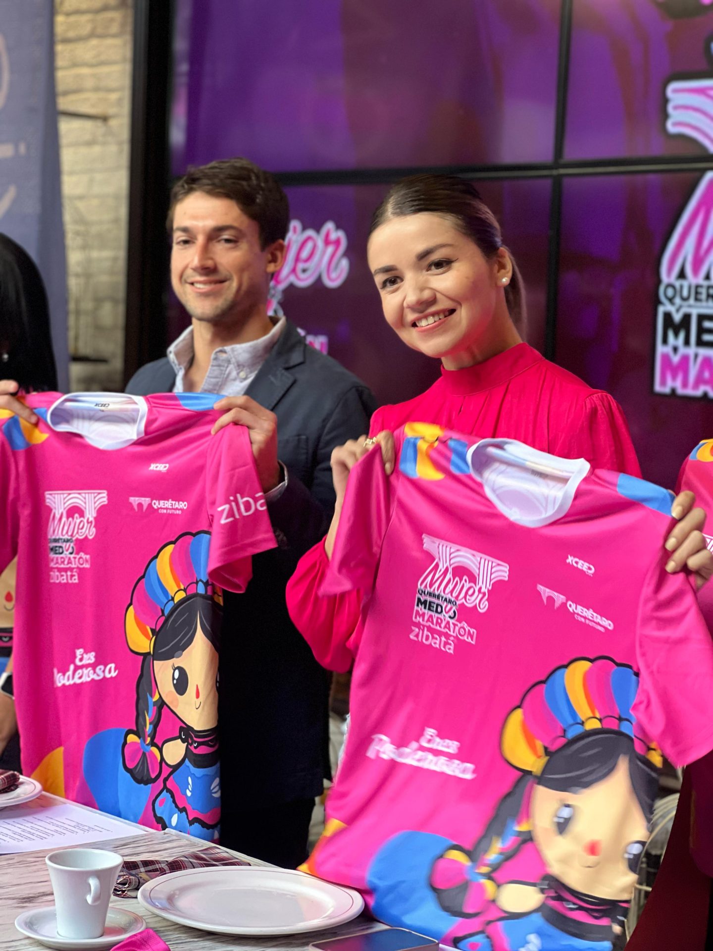 Imagen de Presentan playera y medalla del medio maratón Mujer Querétaro 2025 3