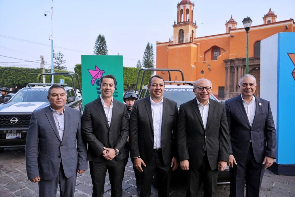 Imagen de Asiste Felifer Macías a entrega de equipamiento en San Juan del Río 14