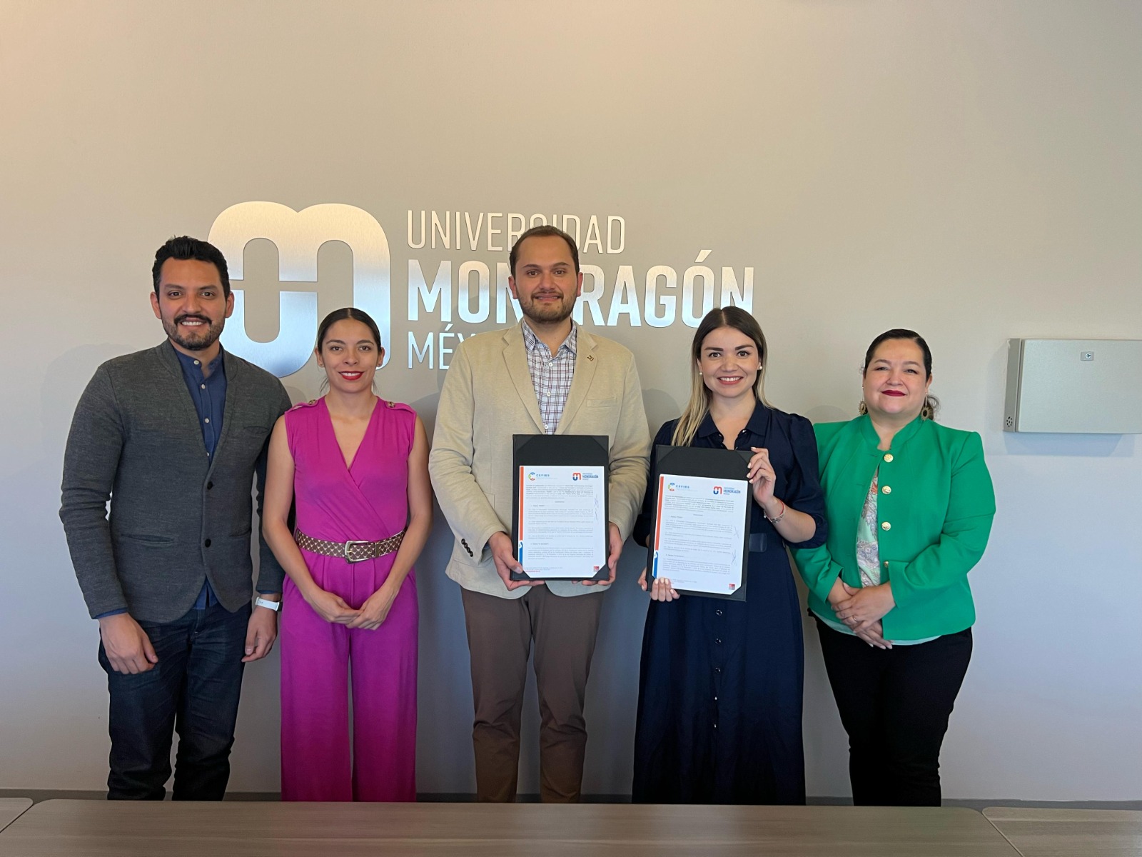 Imagen de Firma convenio la Secretaría de la Mujer y la Universidad Contemporánea Mondragón para impulsar la educación y emprendimiento femenino 1