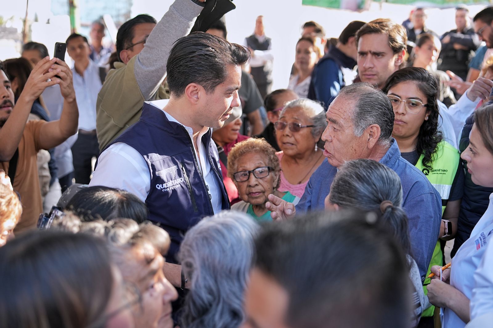Imagen de Acompaña Felifer Macías al Gobernador en la entrega de mejoramiento de calles en la colonia Bolaños 4