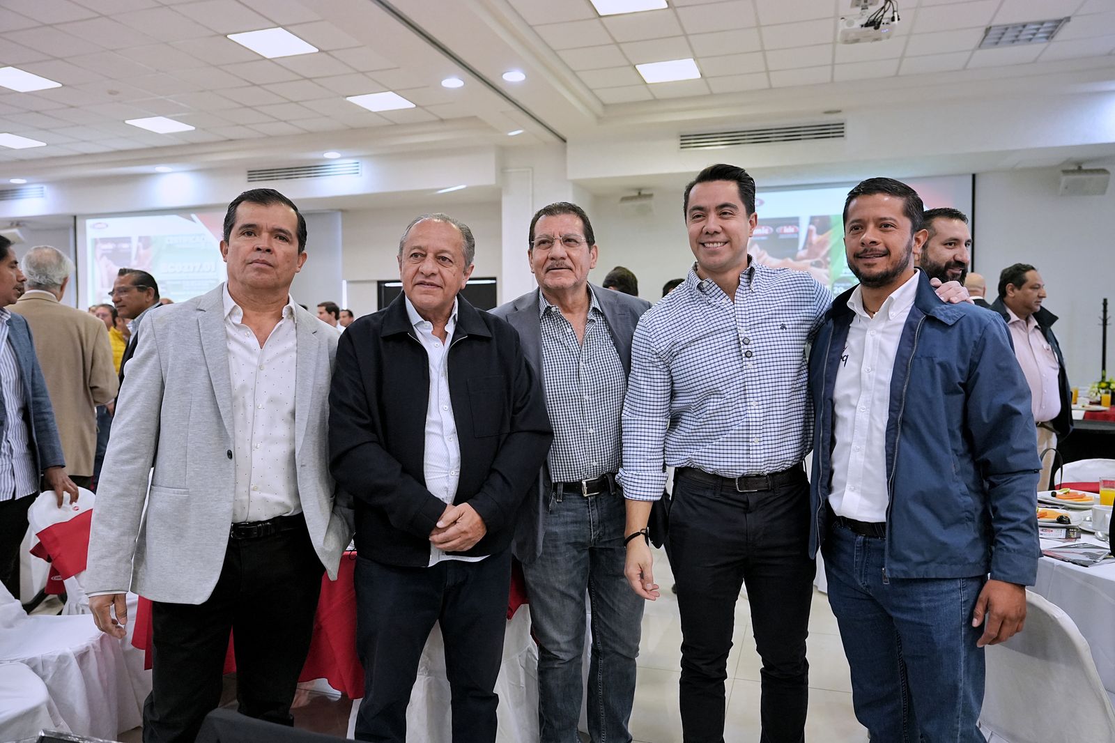 Imagen de Se reúne Felifer Macías con integrantes de la CMIC 3