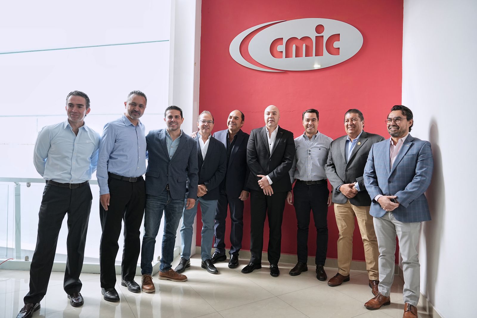 Imagen de Se reúne Felifer Macías con integrantes de la CMIC 4