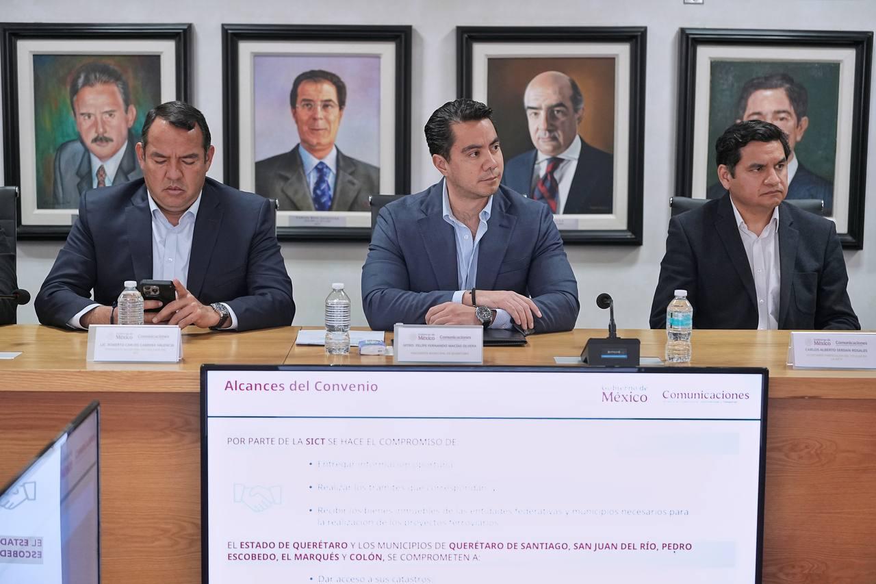 Imagen de Firma Felifer Macías Convenio Tren México Querétaro. 3