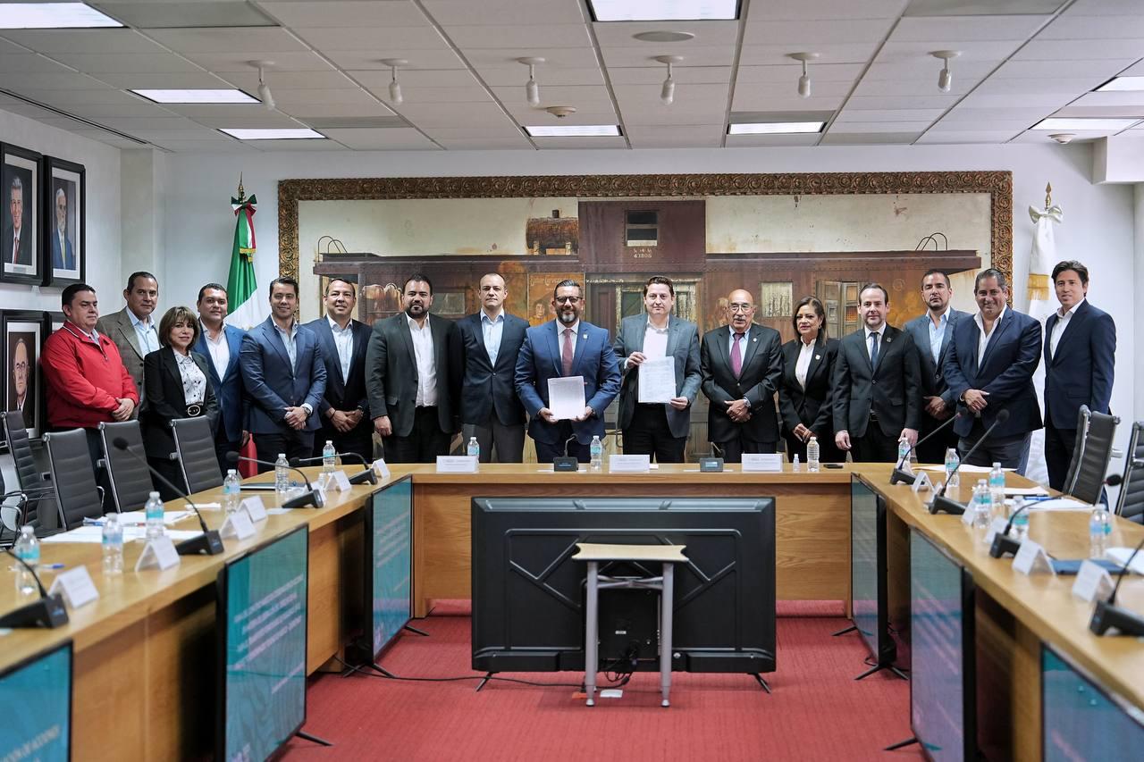 Imagen de Firma Felifer Macías Convenio Tren México Querétaro. 1