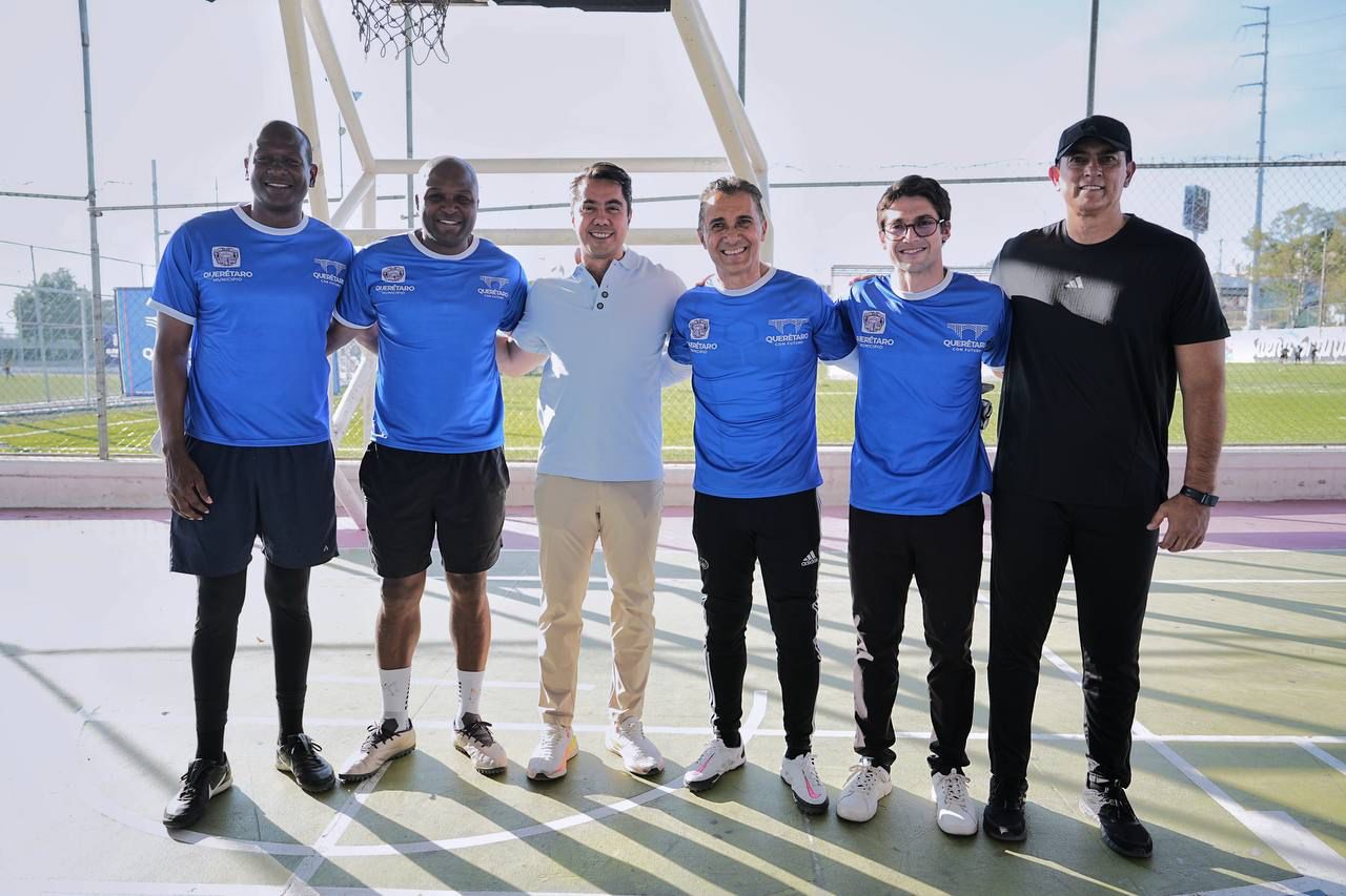 Imagen de Acompaña Felifer Macías primera clínica de fútbol con leyendas en colonia San Pablo 1